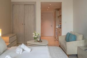 迪拜Seven Palm Jumeirah Studio - Private Beach Access的带床和沙发的客厅 更多22张照片