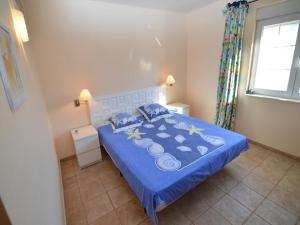 Mina BlancaにあるVilla in El Agar with Private Pool and Beachesの窓付きのドミトリールーム(青いベッド1台) +33枚の写真