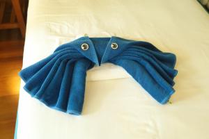 une écharpe bleue posée sur un lit dans l'établissement Samui Tonggad Resort, à Koh Samui  107 autres photos