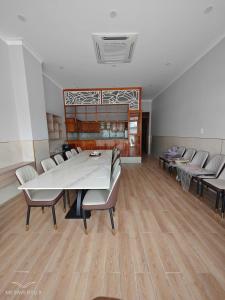 a dining room with chairs and a table in a room at Thatico Homestay 2 in Thôn Mỹ Phước