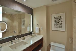 Kúpeľňa v ubytovaní InterContinental at Doral Miami, an IHG Hotel