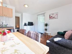 een keuken en woonkamer met een tafel en een bank bij Apartment in Gaschurn near Ski Lift in Gaschurn