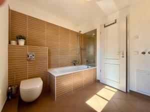 ein Badezimmer mit Toilette und Badewanne in der Unterkunft Landgut Mosch in Radeburg + 85 Fotos