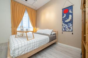 een slaapkamer met een bed met een tafel erop bij Meta Residence MetaCity Equine Park, Bandar Putra Permai, Seri Kembangan by Nestaway in Seri Kembangan +118 foto's