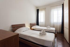 una habitación con dos camas y una ventana en San Frediano Lidia's home, en Florencia