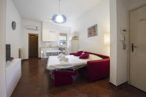 Habitación con cama, sofá y cocina. en San Frediano Lidia's home, en Florencia