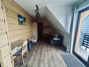 ein kleines Zimmer mit Treppe in einem Holzhaus in der Unterkunft Sky Peak in Stare Bystre