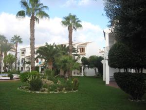 A garden outside Apartamento en Aldeas de Taray club