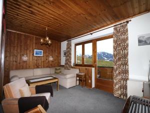 un soggiorno con un divano e un tavolo di Apartments home Hermann, Ramsau am Dachstein a Ramsau am Dachstein Altre 22 foto