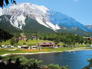 una montagna innevata sullo sfondo di un lago di Apartments home Hermann, Ramsau am Dachstein a Ramsau am Dachstein