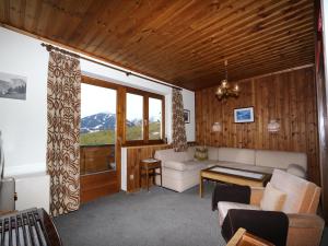 un soggiorno con un divano e un tavolo di Apartments home Hermann, Ramsau am Dachstein a Ramsau am Dachstein