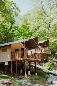 a house that is being built in the woods at Glamping BoraGlamp - Boračko jezero in Konjic