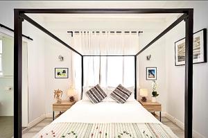 En eller flere senge i et værelse på Bondi Surf Cottage