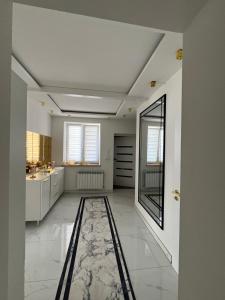 a large kitchen with white cabinets and a window at Willa Apartament Prestige z sauną i siłownią na wyłączność in Żołynia