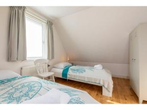 Giường trong phòng chung tại Holiday home with sun terrace facing south-pet-friendly