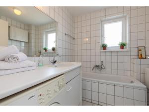 Phòng tắm tại Holiday home with sun terrace facing south-pet-friendly +51 ảnh