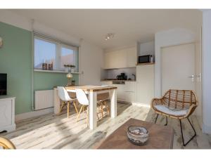 Nhà bếp/bếp nhỏ tại Holiday home with sun terrace facing south-pet-friendly