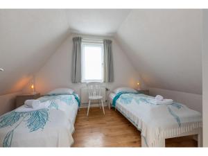 Giường trong phòng chung tại Holiday home with sun terrace facing south-pet-friendly