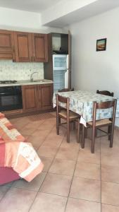 Una cocina con una mesa y sillas en una habitación. en appartamento belvedere, en Castel di Sangro