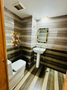 ein Badezimmer mit Waschbecken und Toilette in der Unterkunft taman hotel in Bāipāil + 18 Fotos