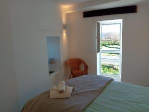 a bedroom with a bed with two towels on it at Duplex en Ribeira Sacra in Sistín