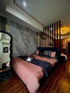 a bedroom with two beds in a room at Sybay suites near okada MOA airport NAIA COD Manila in Manila