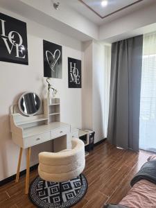 a living room with a desk and a chair at Sybay suites near okada MOA airport NAIA COD Manila in Manila +33 photos