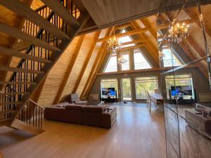 TV a/nebo společenská místnost v ubytování Trigon Villa Family , HOT POOL ,SAUNA,JACUZZI