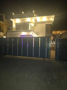 ロナバラにあるMiraval Vistaのフェンスとプールのある夜の家