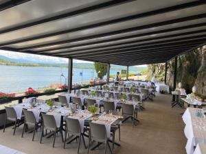 Un salón de banquetes con mesas y sillas y vista al agua. en Hotel Concorde, en Arona 28 fotos más