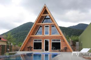 Nespecifikovaný výhled na hory nebo výhled na hory při pohledu z vily