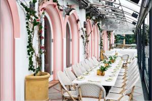 En restaurant eller et andet spisested på Bondi Surf Cottage