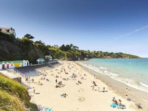 un gruppo di persone su una spiaggia vicino all'oceano di Semi-detached houses, Etables-sur-Mer a Gicquel Altre 23 foto