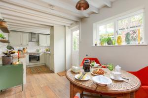 Η κουζίνα ή μικρή κουζίνα στο Delightful Bee Cottage, Sandwich