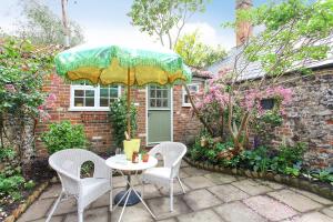 Κήπος έξω από το Delightful Bee Cottage, Sandwich