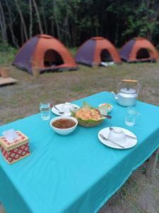 Phumĭ Réach Born (2)Chansor Homestay 2 By Siem Reap Homesteading的蓝色的桌子，背景是食物和帐篷