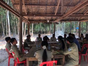 Phumĭ Réach Born (2)Chansor Homestay 2 By Siem Reap Homesteading的一群人坐在餐厅的桌子旁