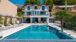 Bassein majutusasutuses NEW! Seaview Villa Bota: A Luxurious Coastal Retreat in Podstrana või selle lähedal