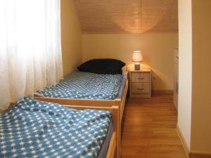 Ένα ή περισσότερα κρεβάτια σε δωμάτιο στο Apartment right on the lake, Ryn