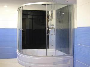 Ένα μπάνιο στο Apartment right on the lake, Ryn