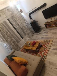 an overhead view of a living room with a couch at House Maclura Jablanica Lake in Železnička Stanica Ostrožac