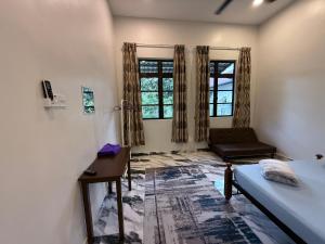 Camera con letto, scrivania e finestre. di Bangi Utara Villa a Kajang