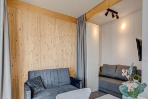 un salon avec un canapé et une table dans l'établissement Cottage near the beach for 3 people in Pustkowo, à Pustkowo