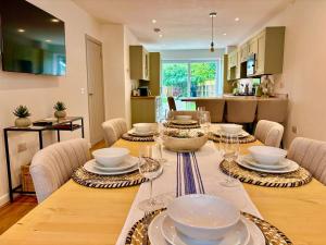 Χώρος καθιστικού στο Beach Retreat luxury home just 2 minutes walk to the beach