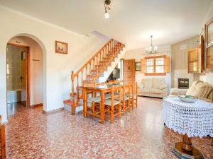 Una sala de estar con una mesa y una escalera de caracol. en Sunny Solarium Holiday Home, en Málaga