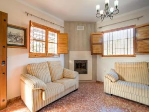 Una sala de estar con dos sofás y una chimenea. en Sunny Solarium Holiday Home, en Málaga