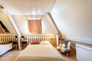 TarnosにあるAu coeur des Pinsの部屋にベッドと椅子がある寝室 +25枚の写真