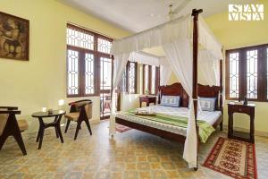 Ένα ή περισσότερα κρεβάτια σε δωμάτιο στο Bassi House by VEO - Part of StayVista with WiFi, AC & Heater