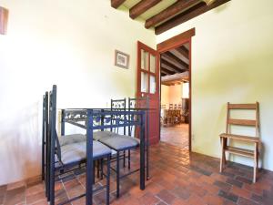 Zimmer mit einem Etagenbett und einem Stuhl in der Unterkunft Weekend Escape in Saint-Maurice in Fontainejean