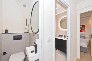 een badkamer met een wastafel en een spiegel bij Monaco border - Balcon vue mer - DD in Beausoleil +22 foto's